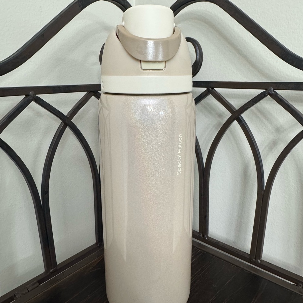 NWoT Owala Holiday Magic 32oz FreeSip Bottle